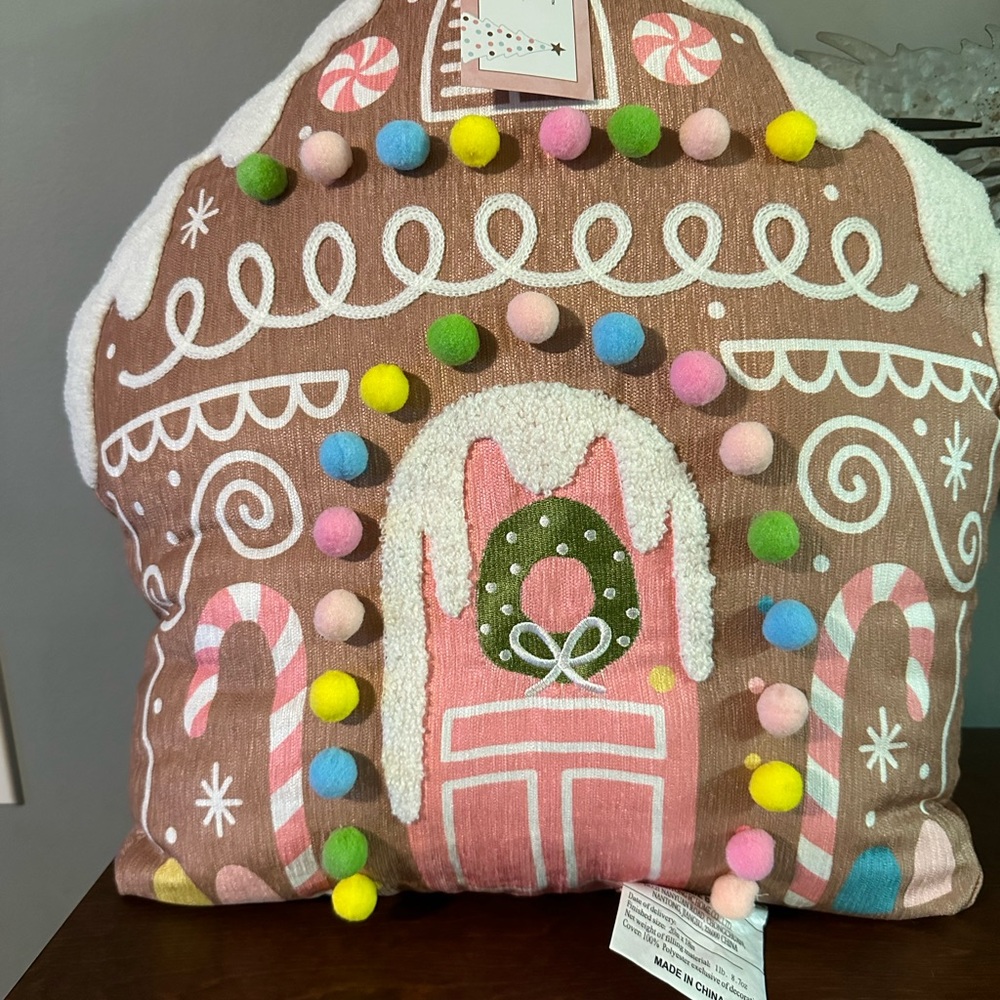 NWT cupcakes and cashmere Pastel GINGERBREAD HOUSE DECORATIVE THROW PILLOW - Picture 3 of 8